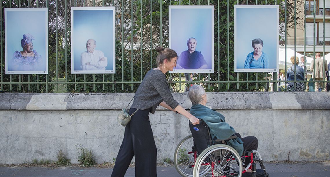 À Aubervilliers, les portraits des résidents s’affichent sur les grilles de l’EHPAD public Constance Mazier